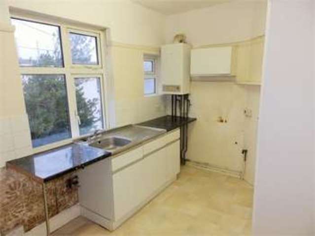  Image of 3 bedroom Flat to rent in Broadway West Leigh-on-Sea SS9 at Broadway west Leigh on sea Leigh-on-Sea, SS9 2BU