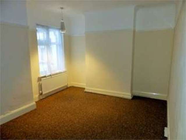  Image of 3 bedroom Flat to rent in Broadway West Leigh-on-Sea SS9 at Broadway west Leigh on sea Leigh-on-Sea, SS9 2BU