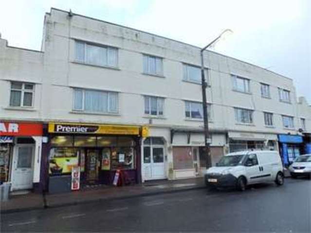  Image of 3 bedroom Flat to rent in Broadway West Leigh-on-Sea SS9 at Broadway west Leigh on sea Leigh-on-Sea, SS9 2BU