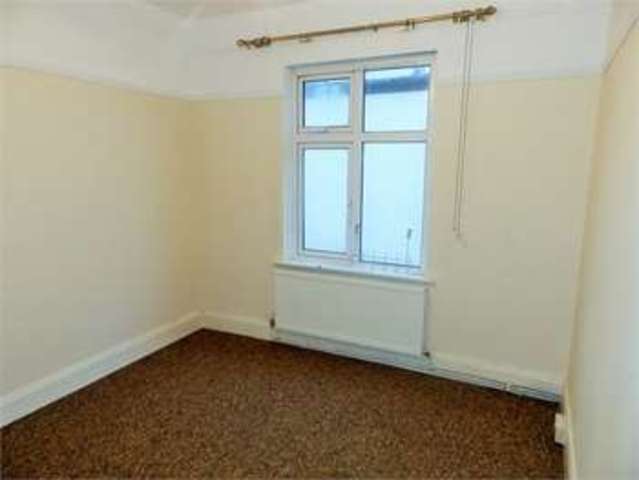  Image of 3 bedroom Flat to rent in Broadway West Leigh-on-Sea SS9 at Broadway west Leigh on sea Leigh-on-Sea, SS9 2BU