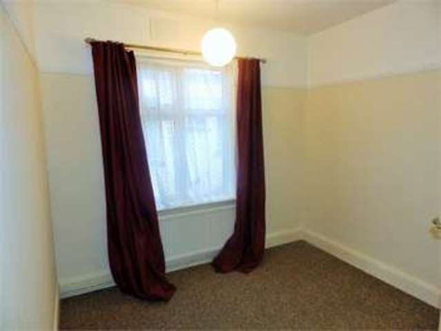  Image of 3 bedroom Flat to rent in Broadway West Leigh-on-Sea SS9 at Broadway west Leigh on sea Leigh-on-Sea, SS9 2BU