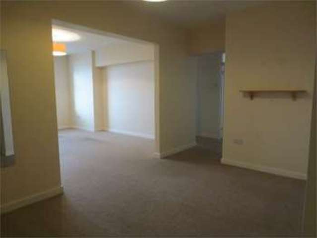  Image of 3 bedroom Apartment to rent in Broadway West Leigh-on-Sea SS9 at Broadway west Leigh on sea Leigh-on-Sea, SS9 2BW
