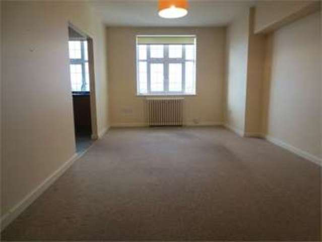  Image of 3 bedroom Apartment to rent in Broadway West Leigh-on-Sea SS9 at Broadway west Leigh on sea Leigh-on-Sea, SS9 2BW