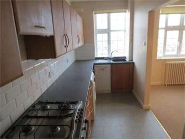  Image of 3 bedroom Apartment to rent in Broadway West Leigh-on-Sea SS9 at Broadway west Leigh on sea Leigh-on-Sea, SS9 2BW