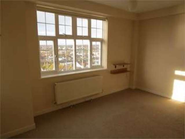  Image of 3 bedroom Apartment to rent in Broadway West Leigh-on-Sea SS9 at Broadway west Leigh on sea Leigh-on-Sea, SS9 2BW