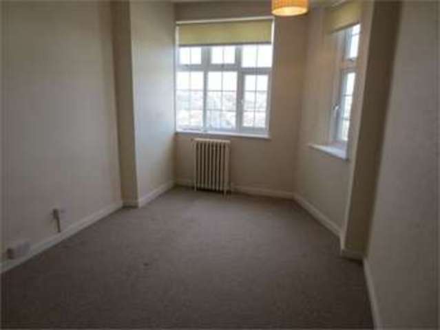  Image of 3 bedroom Apartment to rent in Broadway West Leigh-on-Sea SS9 at Broadway west Leigh on sea Leigh-on-Sea, SS9 2BW