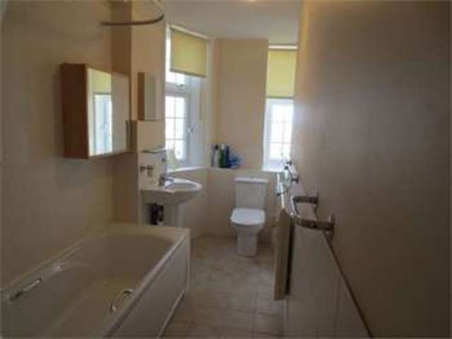  Image of 3 bedroom Apartment to rent in Broadway West Leigh-on-Sea SS9 at Broadway west Leigh on sea Leigh-on-Sea, SS9 2BW