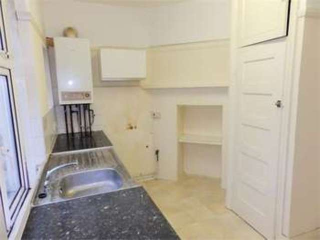  Image of 3 bedroom Flat to rent in Broadway West Leigh-on-Sea SS9 at Broadway west Leigh on sea Leigh on sea, SS9 2BU