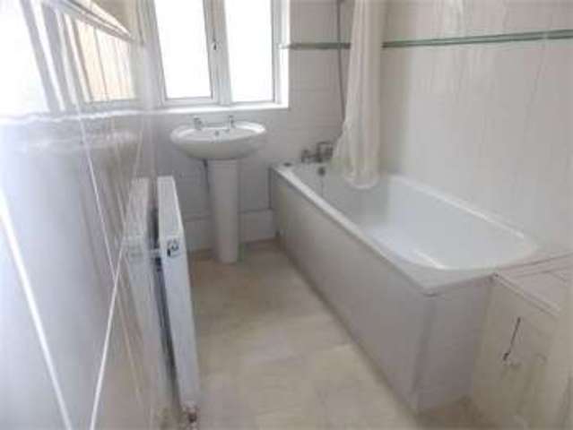  Image of 3 bedroom Flat to rent in Broadway West Leigh-on-Sea SS9 at Broadway west Leigh on sea Leigh on sea, SS9 2BU