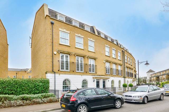  Image of 4 bedroom Detached house to rent in Brockwell Avenue Park Langley Beckenham BR3 at Brockwell Avenue  Beckenham, BR3 3GE