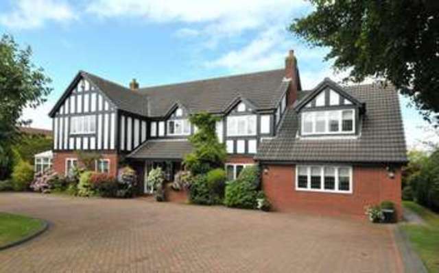  Image of 5 bedroom Detached house for sale in Bromwich Lane Hagley Stourbridge DY9 at 34 Bromwich Lane  Stourbridge, DY9 0QZ
