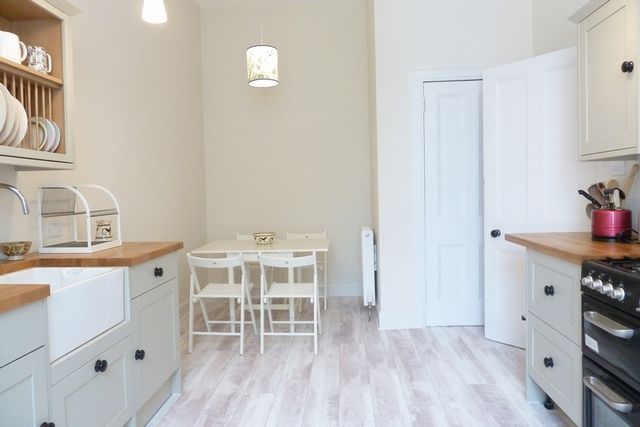  Image of 3 bedroom Flat to rent in Brunton Place Edinburgh EH7 at Calton Hill Edinburgh Edinburgh, EH7 5EJ
