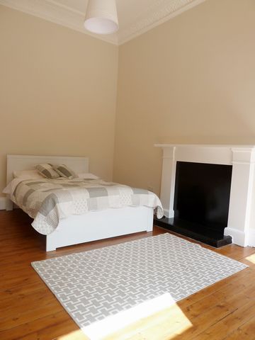  Image of 3 bedroom Flat to rent in Brunton Place Edinburgh EH7 at Calton Hill Edinburgh Edinburgh, EH7 5EJ