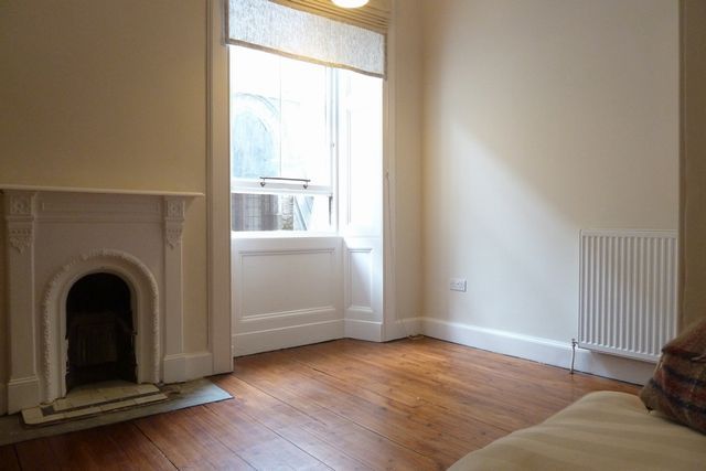  Image of 3 bedroom Flat to rent in Brunton Place Edinburgh EH7 at Calton Hill Edinburgh Edinburgh, EH7 5EJ