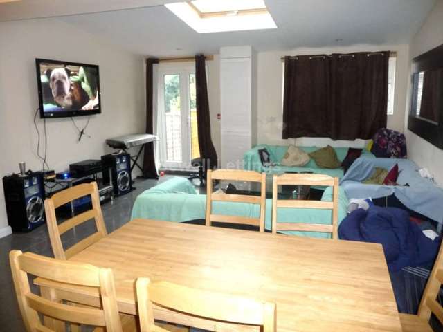  Image of 9 bedroom Detached house to rent in Bulmershe Road Earley Reading RG1 at Bulmershe Road  Reading, RG1 5RH