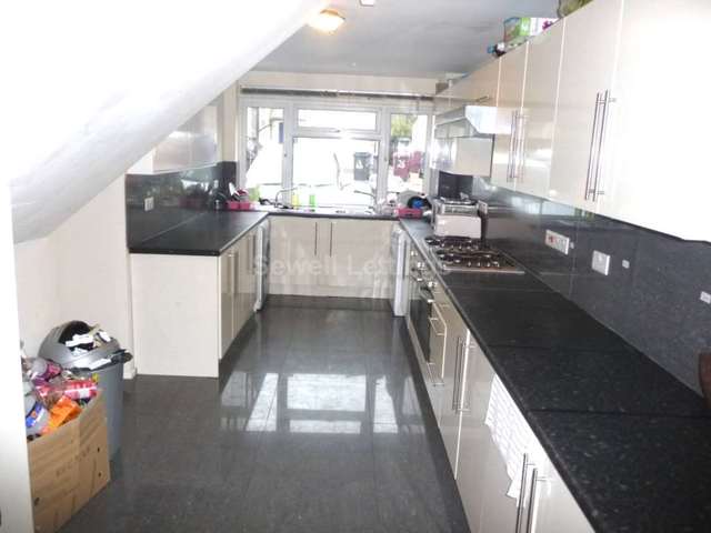  Image of 9 bedroom Detached house to rent in Bulmershe Road Earley Reading RG1 at Bulmershe Road  Reading, RG1 5RH