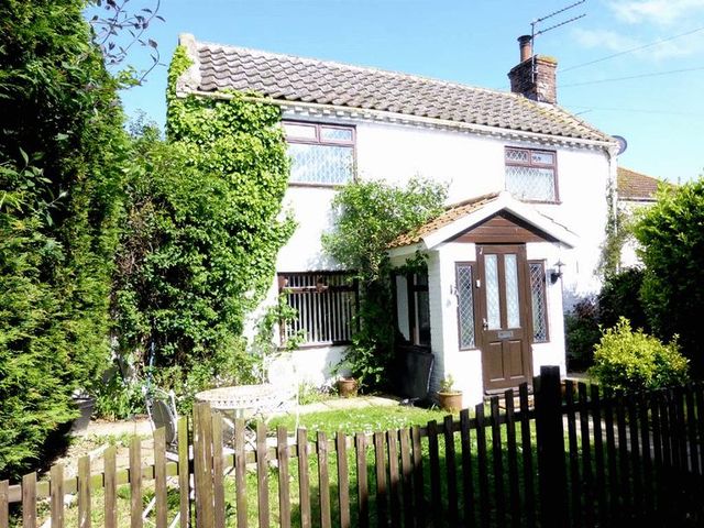  Image of 4 bedroom Detached house for sale in Yarmouth Road Caister-on-Sea Great Yarmouth NR30 at Yarmouth Road Caister-on-Sea Great Yarmouth, NR30 5BU