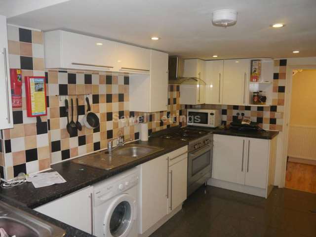  Image of 6 bedroom Detached house to rent in Carnarvon Road Reading RG1 at Carnarvon Rd  Reading, RG1 5SB