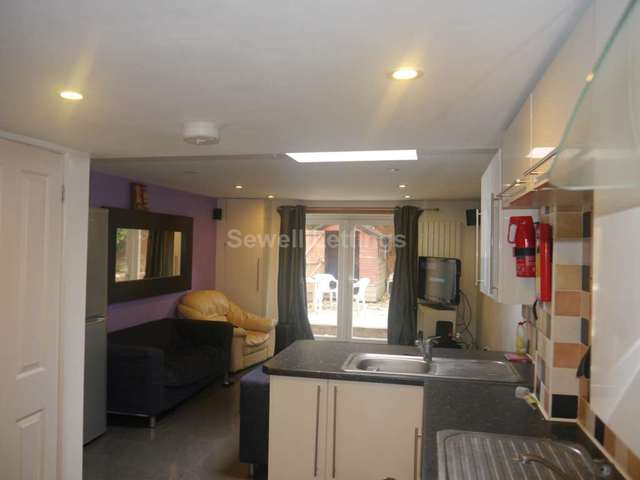  Image of 6 bedroom Detached house to rent in Carnarvon Road Reading RG1 at Carnarvon Rd  Reading, RG1 5SB