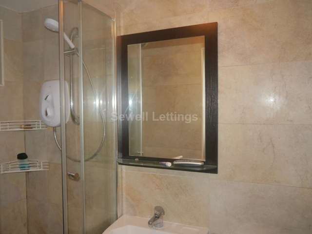  Image of 6 bedroom Detached house to rent in Carnarvon Road Reading RG1 at Carnarvon Rd  Reading, RG1 5SB