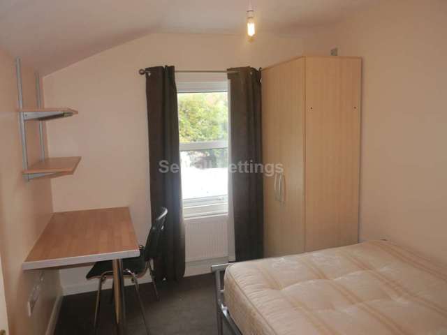  Image of 6 bedroom Detached house to rent in Carnarvon Road Reading RG1 at Carnarvon Rd  Reading, RG1 5SB