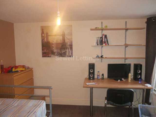  Image of 6 bedroom Detached house to rent in Carnarvon Road Reading RG1 at Carnarvon Rd  Reading, RG1 5SB