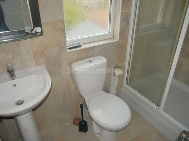  Image of 6 bedroom Detached house to rent in Carnarvon Road Reading RG1 at Carnarvon Rd  Reading, RG1 5SB