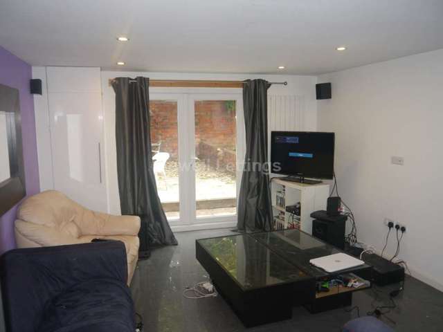  Image of 6 bedroom Detached house to rent in Carnarvon Road Reading RG1 at Carnarvon Rd  Reading, RG1 5SB