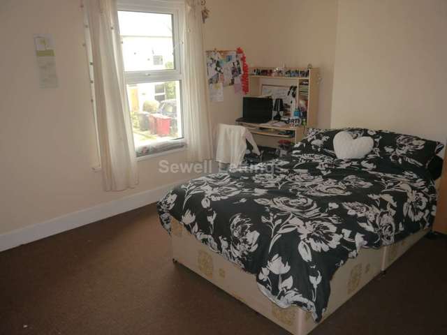  Image of 6 bedroom Detached house to rent in Carnarvon Road Reading RG1 at Carnarvon Road  Reading, RG1 5SD