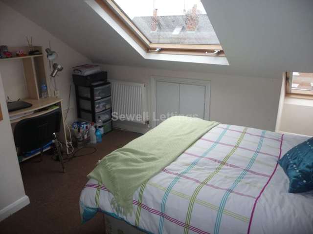  Image of 6 bedroom Detached house to rent in Carnarvon Road Reading RG1 at Carnarvon Road  Reading, RG1 5SD