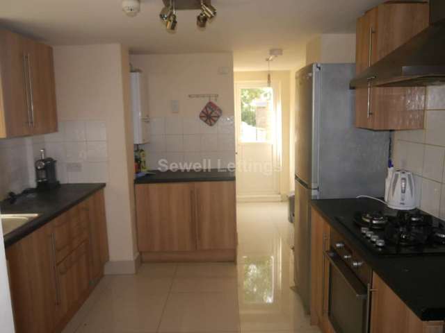  Image of 6 bedroom Detached house to rent in Carnarvon Road Reading RG1 at Carnarvon Road  Reading, RG1 5SD