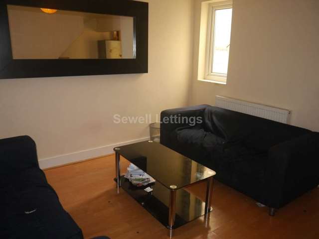  Image of 6 bedroom Detached house to rent in Carnarvon Road Reading RG1 at Carnarvon Road  Reading, RG1 5SD