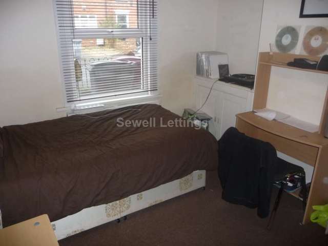  Image of 6 bedroom Detached house to rent in Carnarvon Road Reading RG1 at Carnarvon Road  Reading, RG1 5SD