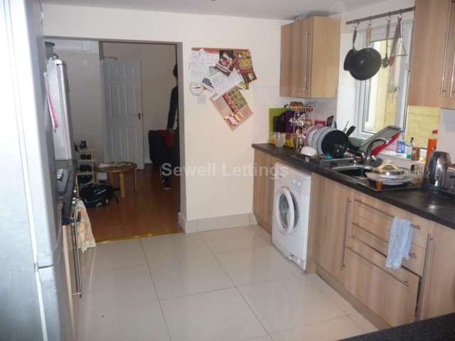  Image of 6 bedroom Detached house to rent in Carnarvon Road Reading RG1 at Carnarvon Road  Reading, RG1 5SD