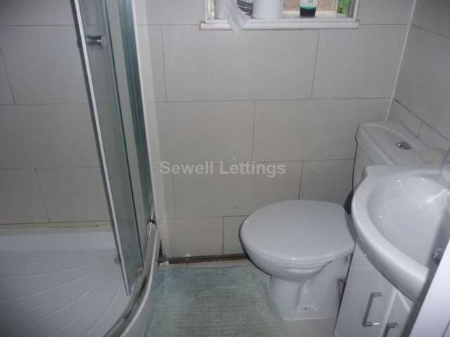  Image of 6 bedroom Detached house to rent in Carnarvon Road Reading RG1 at Carnarvon Road  Reading, RG1 5SD
