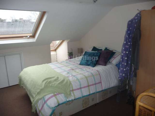  Image of 6 bedroom Detached house to rent in Carnarvon Road Reading RG1 at Carnarvon Road  Reading, RG1 5SD