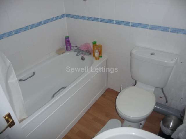  Image of 6 bedroom Detached house to rent in Carnarvon Road Reading RG1 at Carnarvon Road  Reading, RG1 5SD