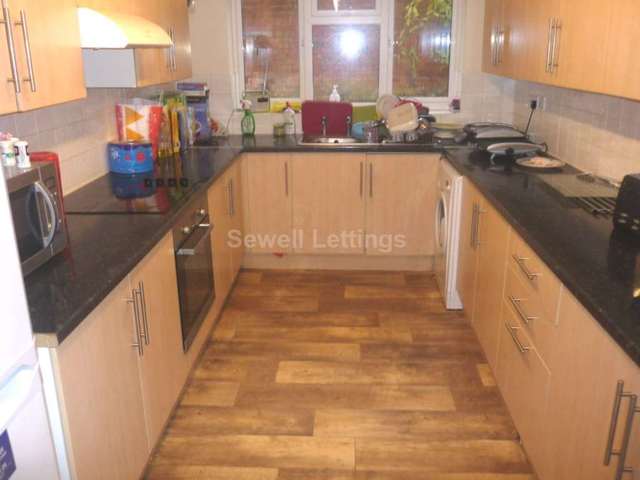  Image of 6 bedroom Detached house to rent in Carnarvon Road Reading RG1 at Carnarvon Road  Reading, RG1 5SB