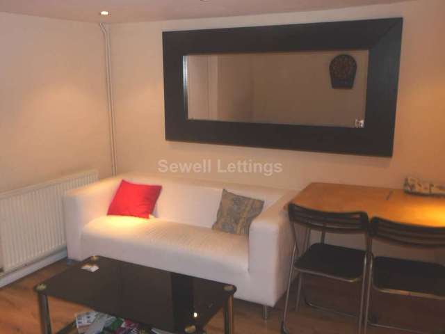  Image of 6 bedroom Detached house to rent in Carnarvon Road Reading RG1 at Carnarvon Road  Reading, RG1 5SB