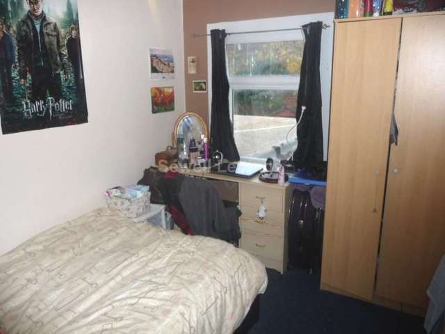  Image of 6 bedroom Detached house to rent in Carnarvon Road Reading RG1 at Carnarvon Road  Reading, RG1 5SB