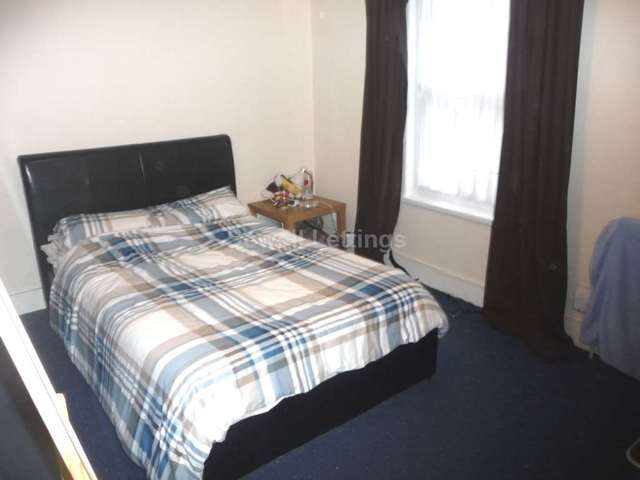  Image of 6 bedroom Detached house to rent in Carnarvon Road Reading RG1 at Carnarvon Road  Reading, RG1 5SB
