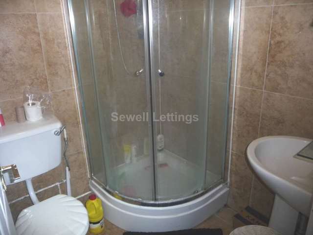  Image of 6 bedroom Detached house to rent in Carnarvon Road Reading RG1 at Carnarvon Road  Reading, RG1 5SB