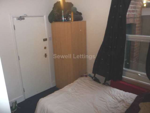  Image of 6 bedroom Detached house to rent in Carnarvon Road Reading RG1 at Carnarvon Road  Reading, RG1 5SB
