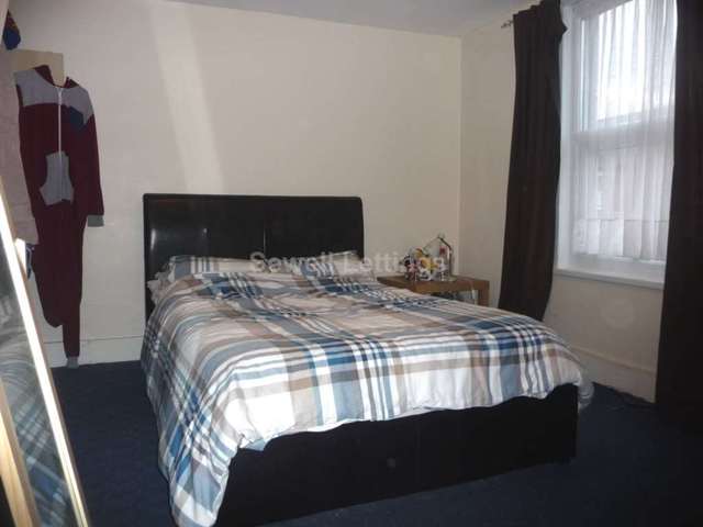  Image of 6 bedroom Detached house to rent in Carnarvon Road Reading RG1 at Carnarvon Road  Reading, RG1 5SB