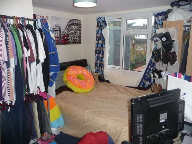  Image of 6 bedroom Detached house to rent in Carnarvon Road Reading RG1 at Carnarvon Road  Reading, RG1 5SB