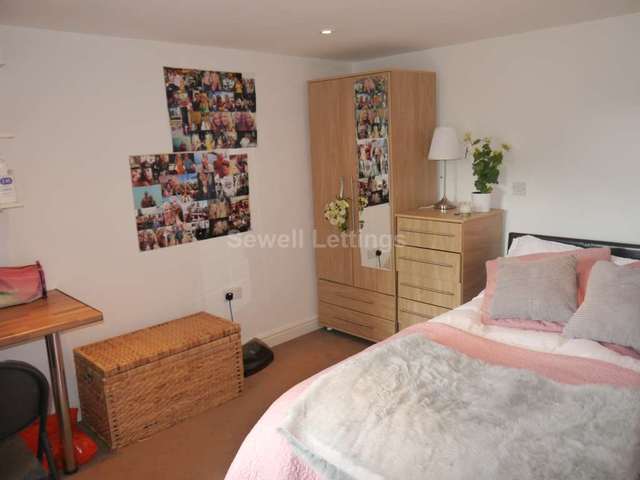  Image of 6 bedroom Detached house to rent in Carnarvon Road Reading RG1 at Carnarvon Road  Reading, RG1 5SD