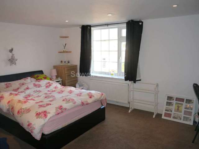  Image of 6 bedroom Detached house to rent in Carnarvon Road Reading RG1 at Carnarvon Road  Reading, RG1 5SD