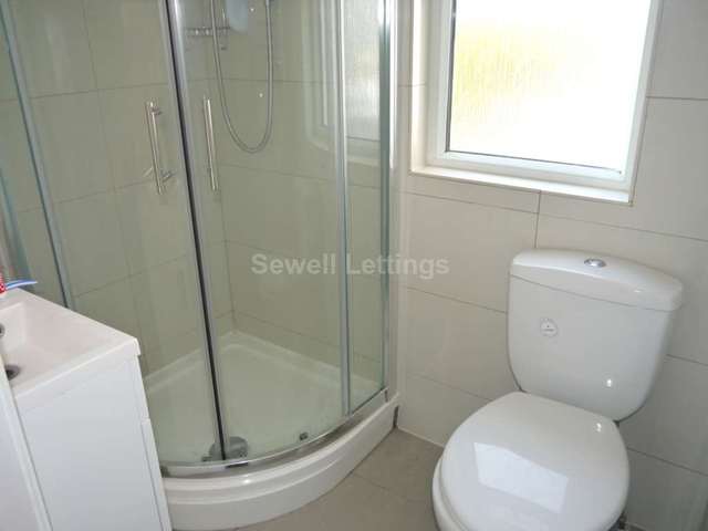  Image of 6 bedroom Detached house to rent in Carnarvon Road Reading RG1 at Carnarvon Road  Reading, RG1 5SD