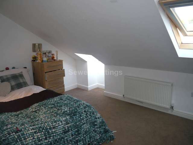  Image of 6 bedroom Detached house to rent in Carnarvon Road Reading RG1 at Carnarvon Road  Reading, RG1 5SD