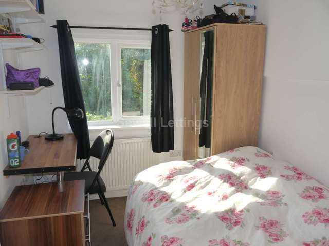  Image of 6 bedroom Detached house to rent in Carnarvon Road Reading RG1 at Carnarvon Road  Reading, RG1 5SD